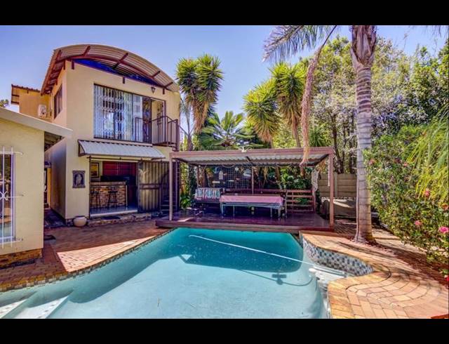 8 BEDROOM HOUSE FOR SALE IN VAN RIEBEECK PARK
